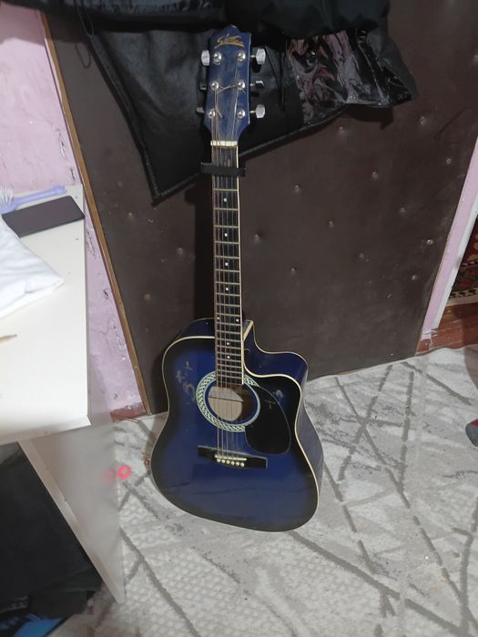 Продам акустическую гитару