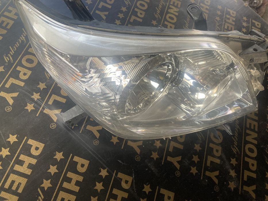 Toyota Land Cruiser 2010 година Десен Фар