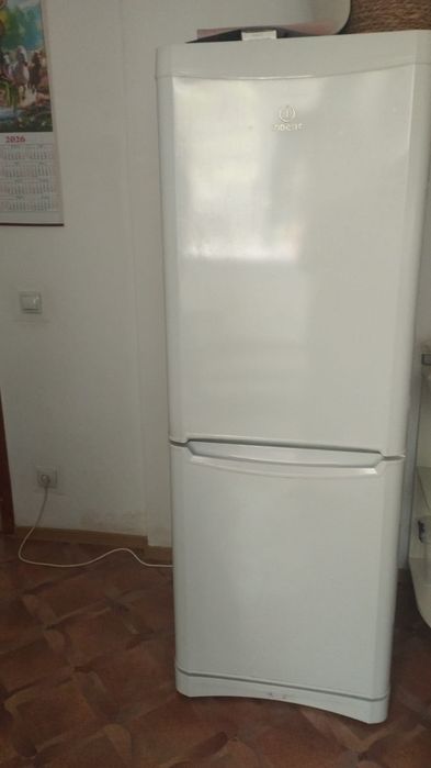 Продам холодильник Indesit