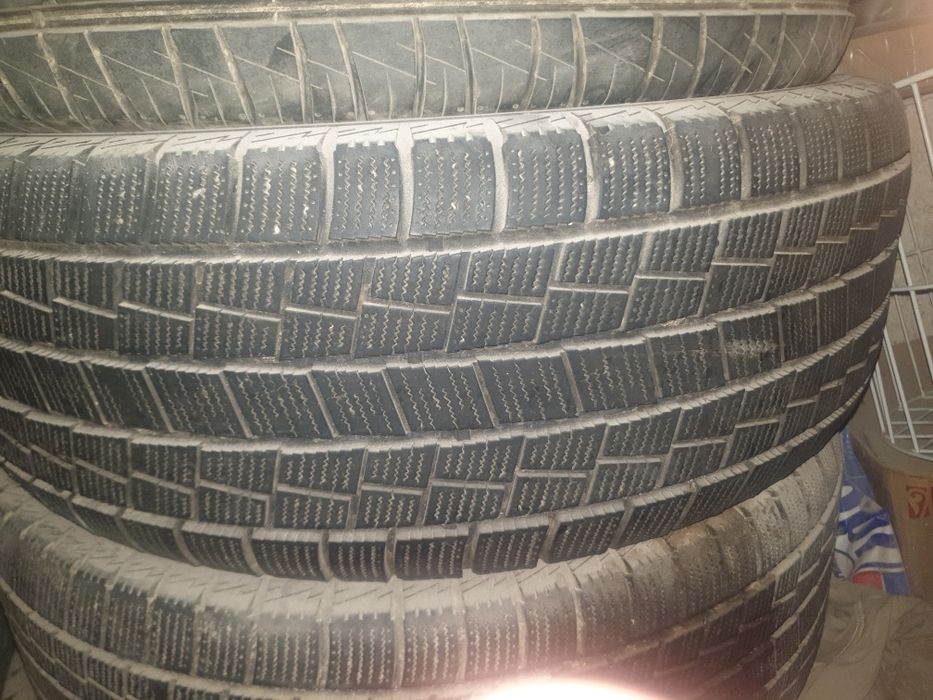 Продам зимнию резину.