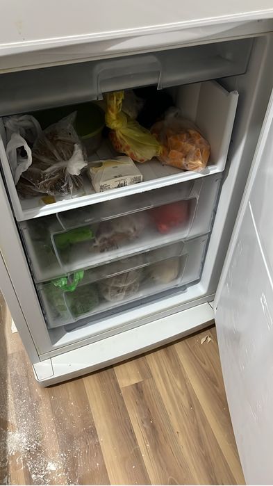 Продам холодильник Indesit