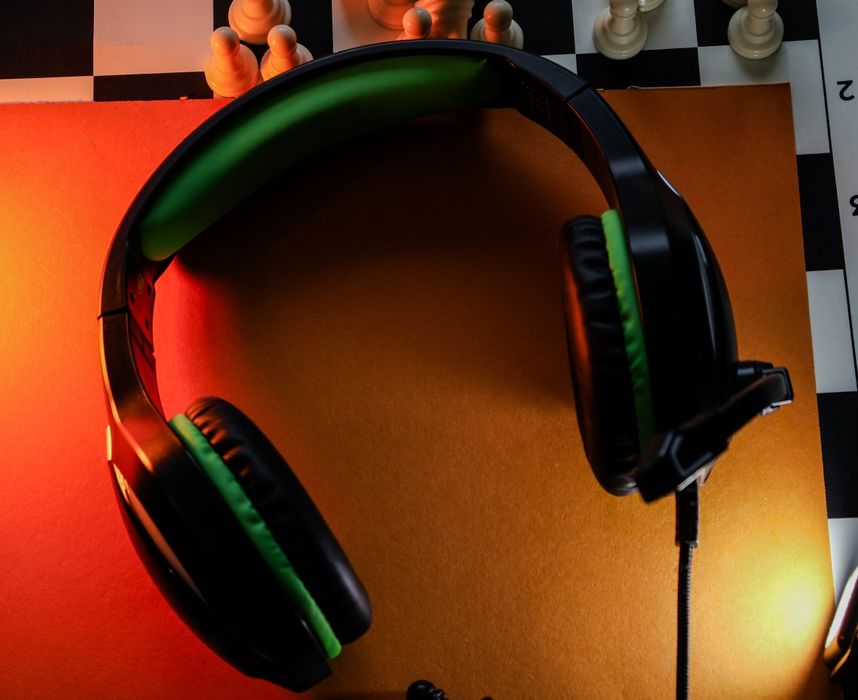 Cască gaming Marvo HG9052, neagră-verde, cu LED și microfon.