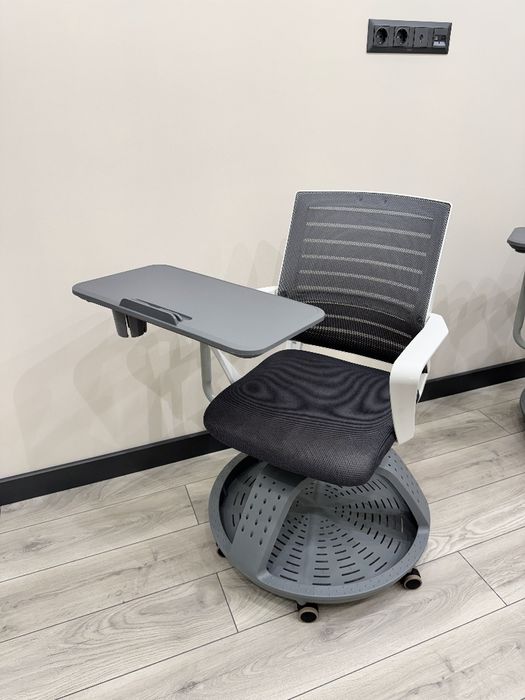 Вращающиеся кресло для учебного центра или офиса !