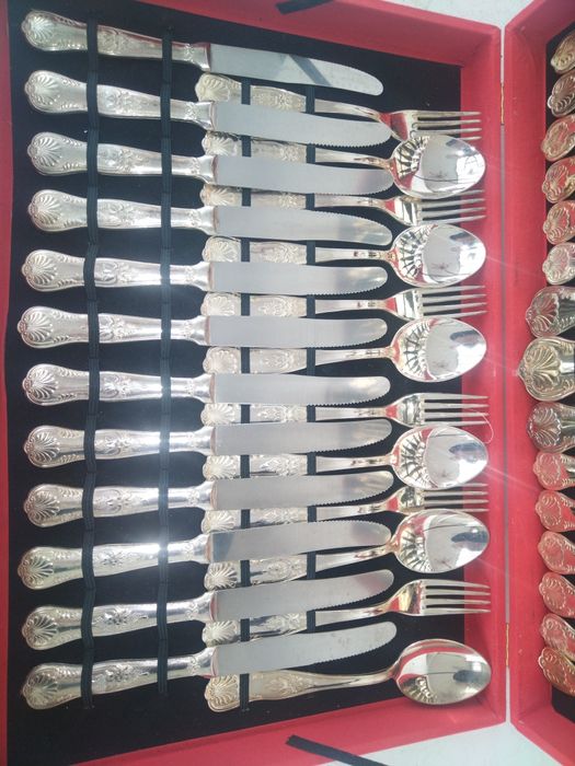 Италиански посребрени прибори за хранене. 
Комплекта е в кутия и е за