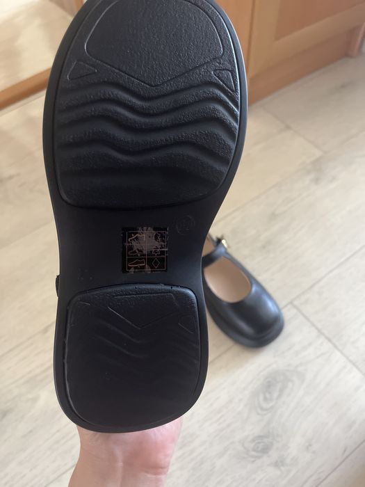 Продам  туфли черные кожаные