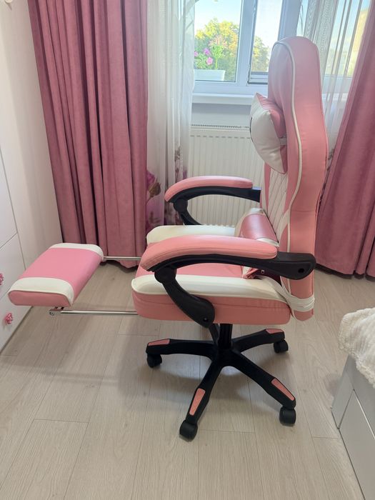 Vand scaun de gaming aproape nou