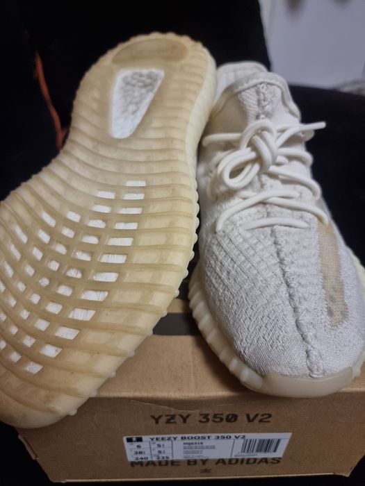 Vând Yeezy  350 V2