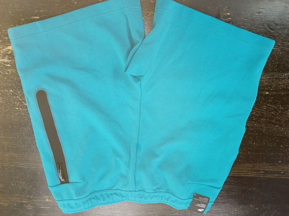 ТОРГА НЕТ !!! шорты Nike tech fleece оригинал. Размер XL