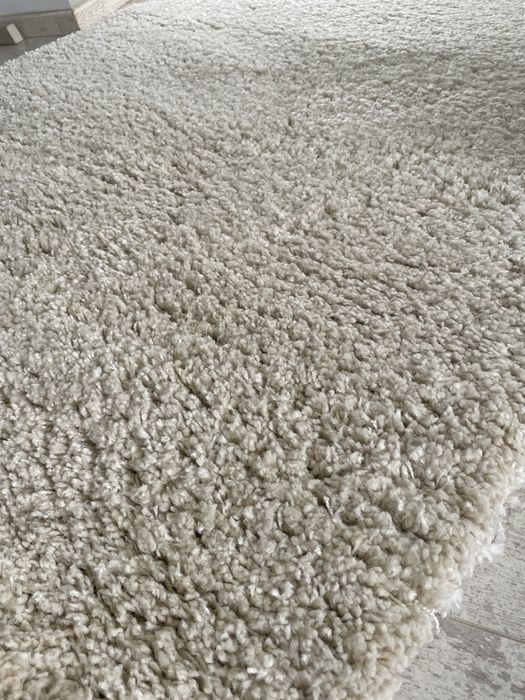 Уютен и много мек бежов килим