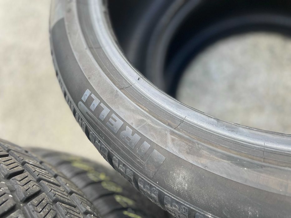 2x 285 40 20 Pirelli Pzero WInter