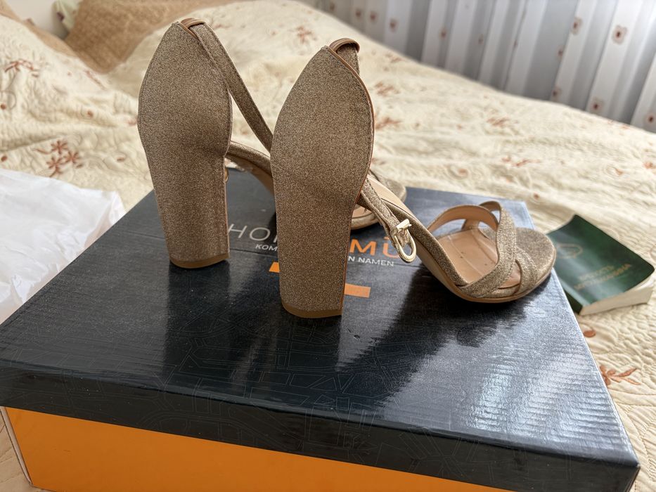 Продам босоножки