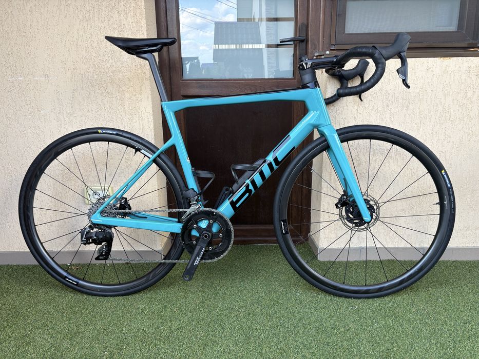 Bicicletă cursieră BMC carbon, SRAM Rival eTap AXS, frâne pe disc – stare excelentă