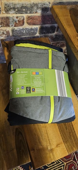 Чисто ново детско яке за ски