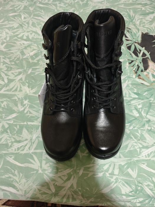 Чисто нови черни боти