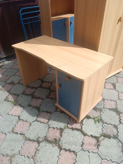 Продам шкафы и стол
