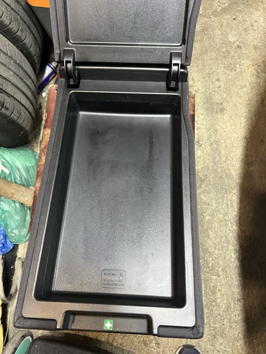 Оригинален и запазен , заден подлакътник става за ауди А4 B6 / B7 от 0