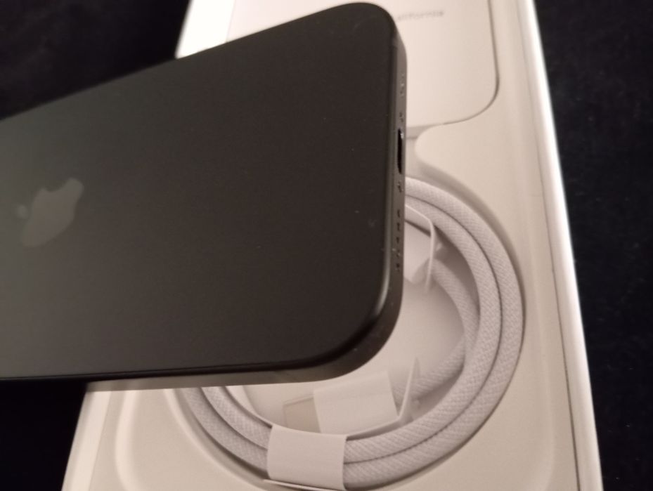 Продам айфон 15 128 Гб.