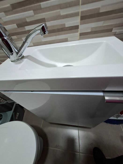 lavoar și mască suspendată