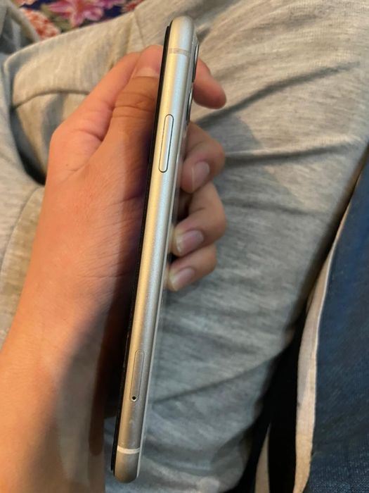 Продам Айфон 11