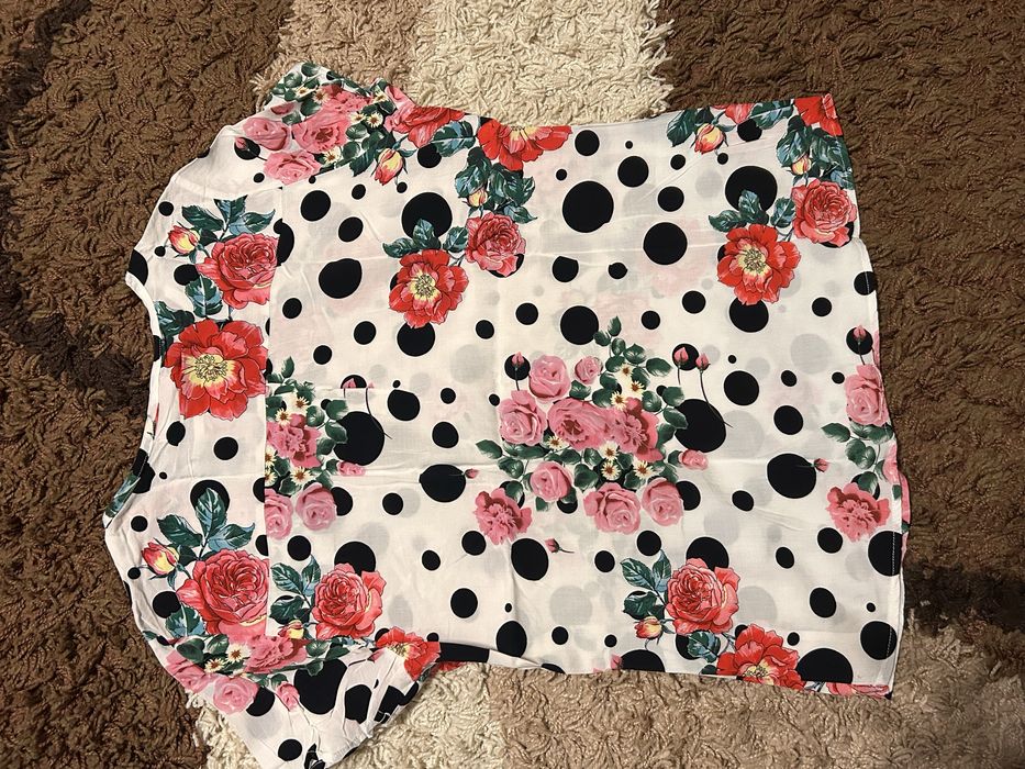 Tricou cu model de flori