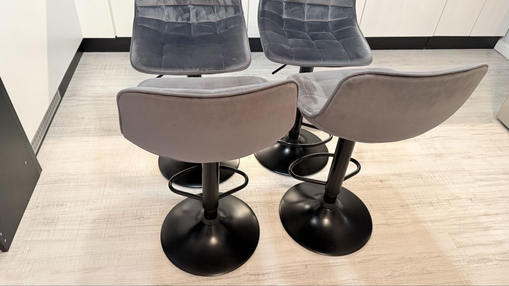 Vand 4 scaune pentru bar