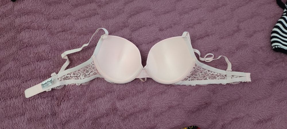 Нежно-розового цвета лифчик