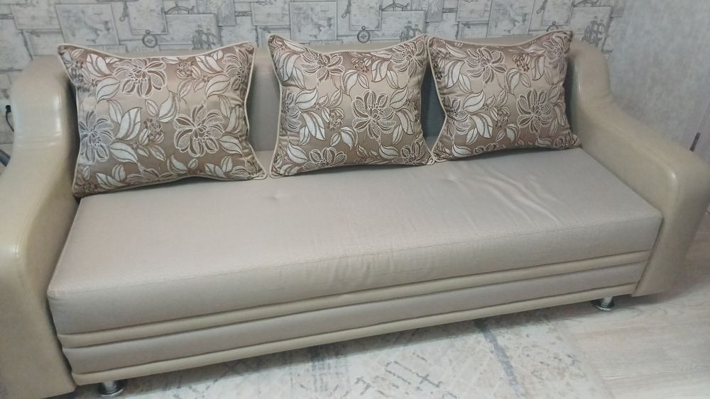 Продам диван в отличном состоянии 65 тыс . Самовывоз