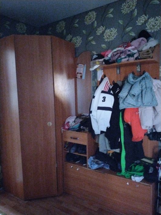Продам угловой шкаф и прихожую
