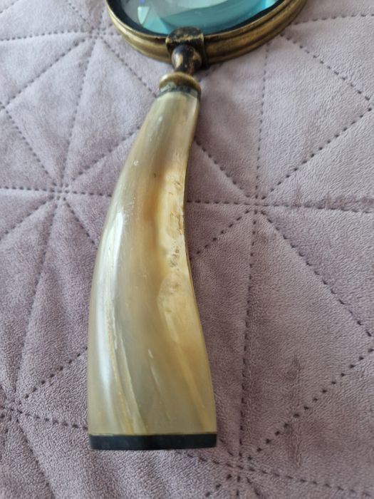 Lupă mare de colecție din alamă cu mâner din corn natural, lungime 26 cm