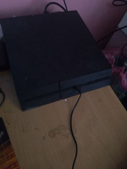 Vând PS4 slim plus jocurile