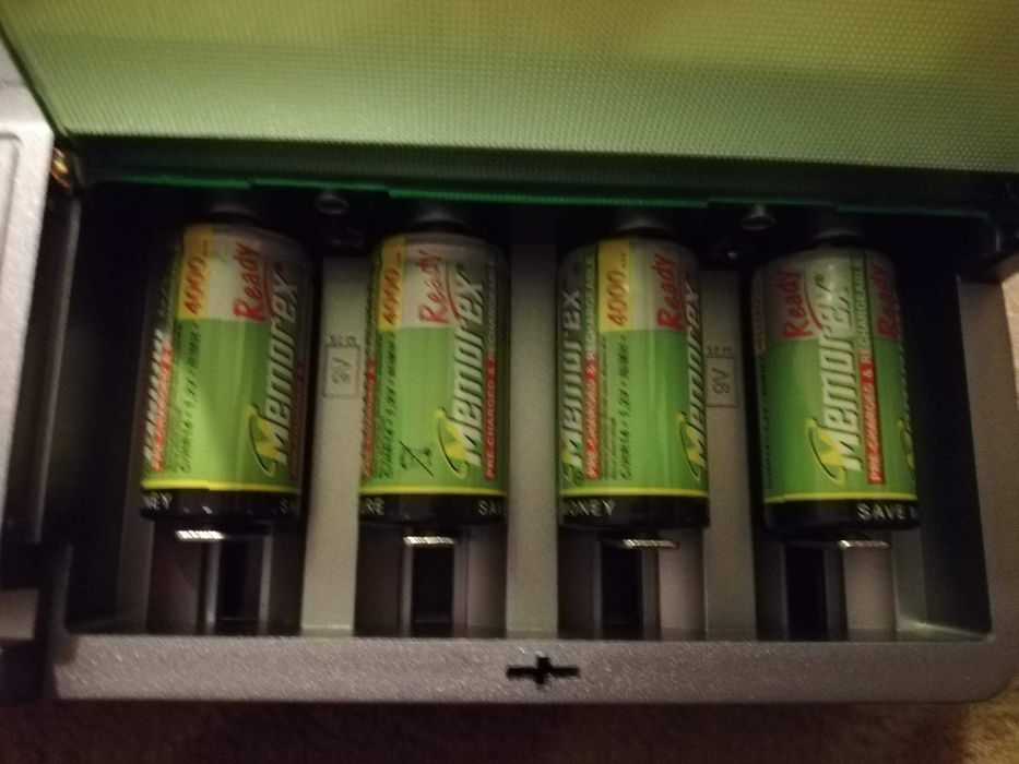 Vând încărcător universal + 4 acumulatori R14 4000 mAh + 4 baterii R14