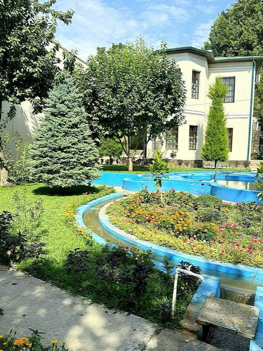 Эсклюзив Ховли  сотилади 6 хона 7 сотик Сув буйида Чирчик ш.