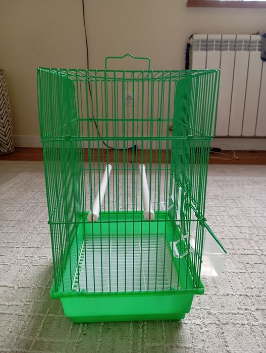 Клетка для попугаев с кормушками