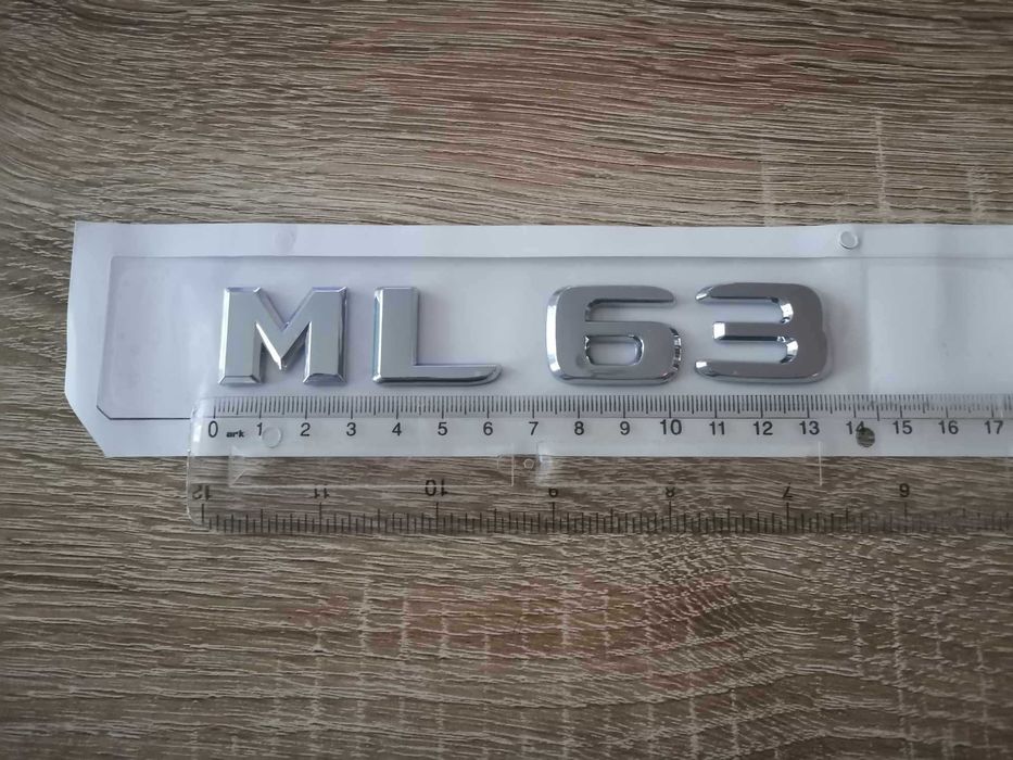 сребрист надпис Mercedes Benz ML 63