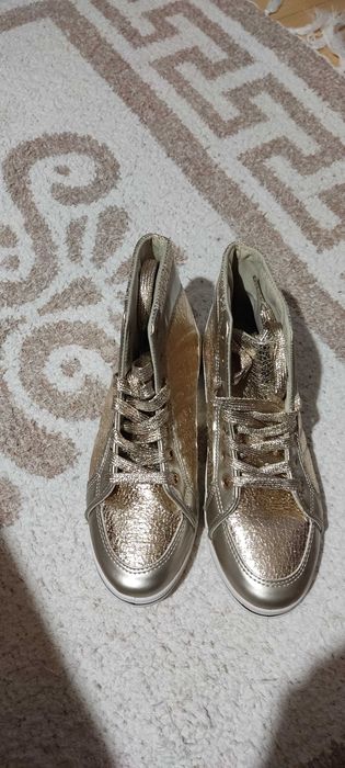 Нови дамски спортни елегантни обувки в златисто