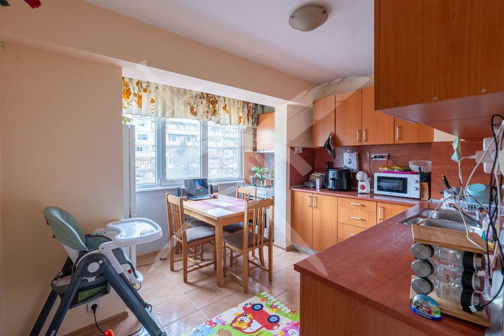 Тристаен апартамент в Цветен квартал- 97722