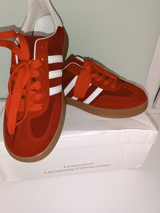 Продам кроссовки женские