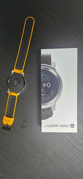 Смарт часовник Mororola Watch 100