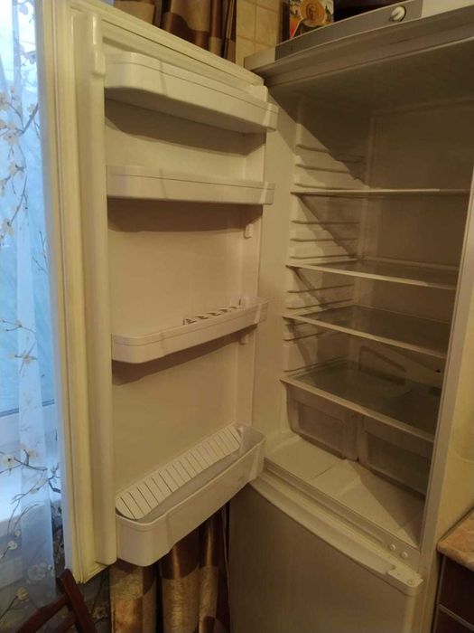 Холодильник Indesit,рабочий,только не морозит,нужно фреон закачать.Б/у