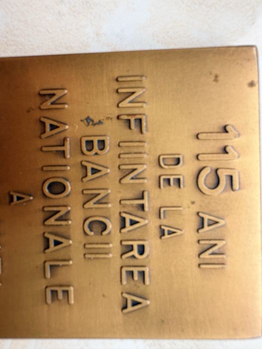 Vând plachetă aniversară din bronz, emisă de Banca Națională a României în anul 1995, cu ocazia împlinirii a 115 ani de la înființarea instituției.