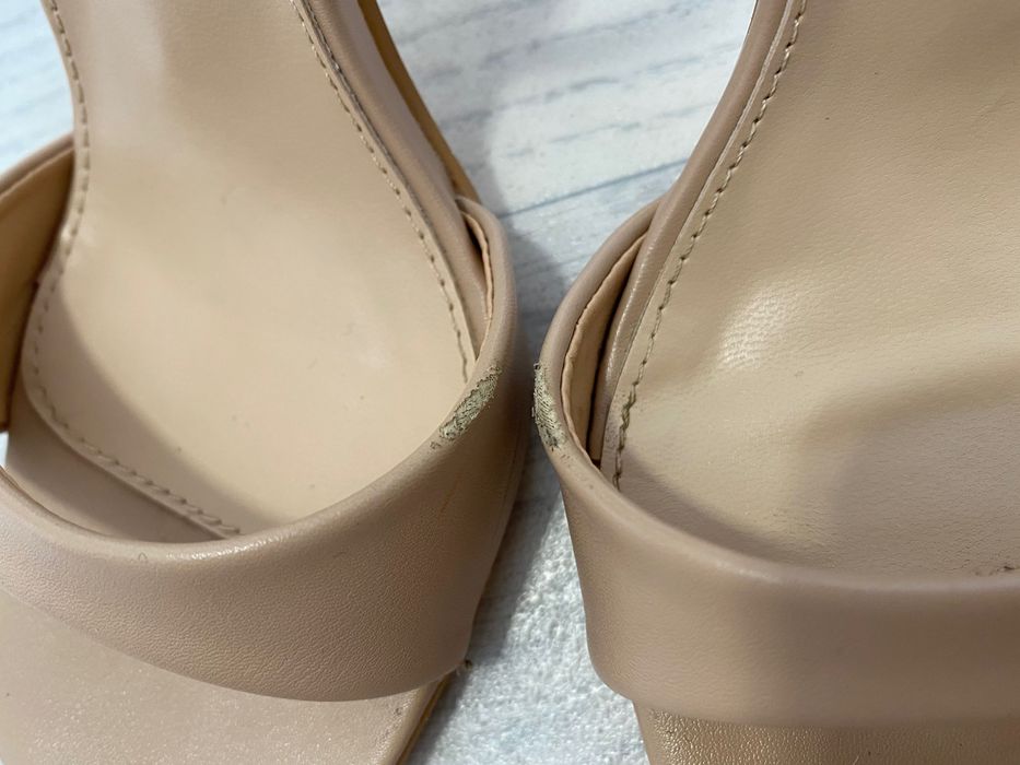 Бежови сандали на висок ток