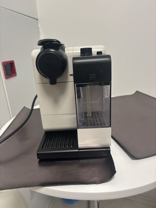 Кафемашина с капсули Nespresso Lattissima touch