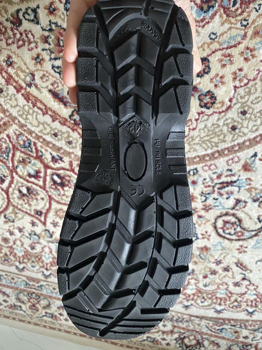 Спец ботинка 42 и 41 , новый