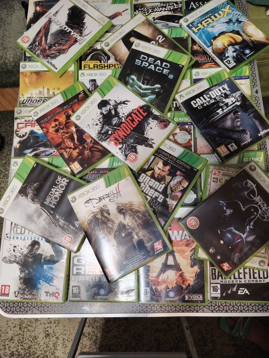 Vand în stare foarte bună  Xbox 360 + 36 jocuri + 3 controlere +volan