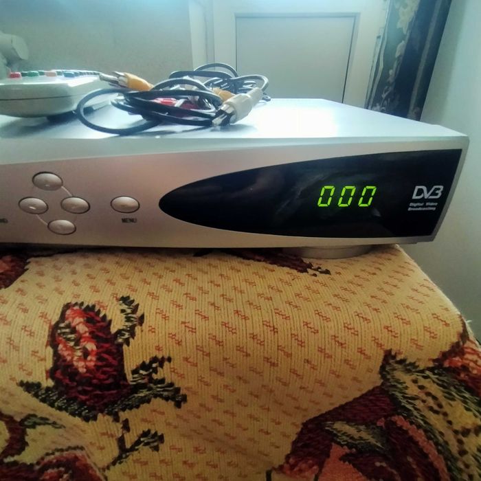 Ресивер (тюнер) для спутниковой  тарелки.