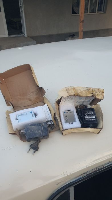 Pixietech PXT-CVT-1000SFP-M media konverteri va uning quvvat manbai.