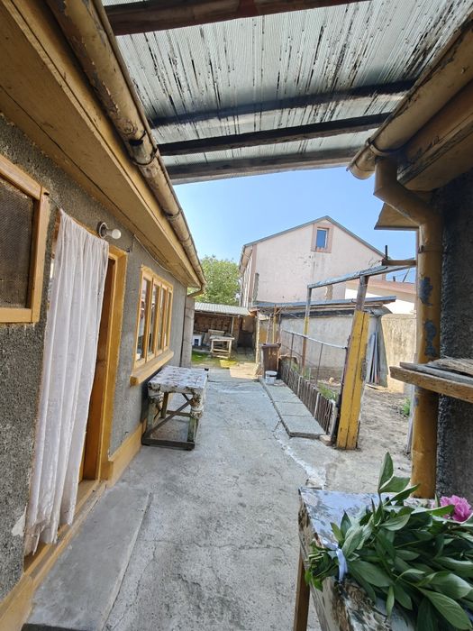 Casa solidă și teren în Zona Islaz pe Strada Mărului