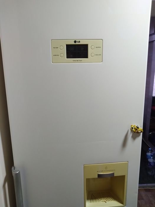 Продам холодильник LG Двухкамерный.