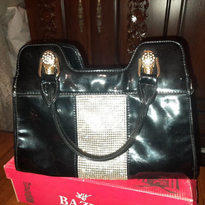 Sumka  yangi.                     Qora