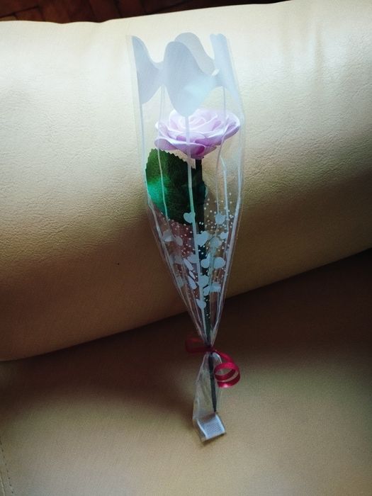 Trandafiri satin realizați manual